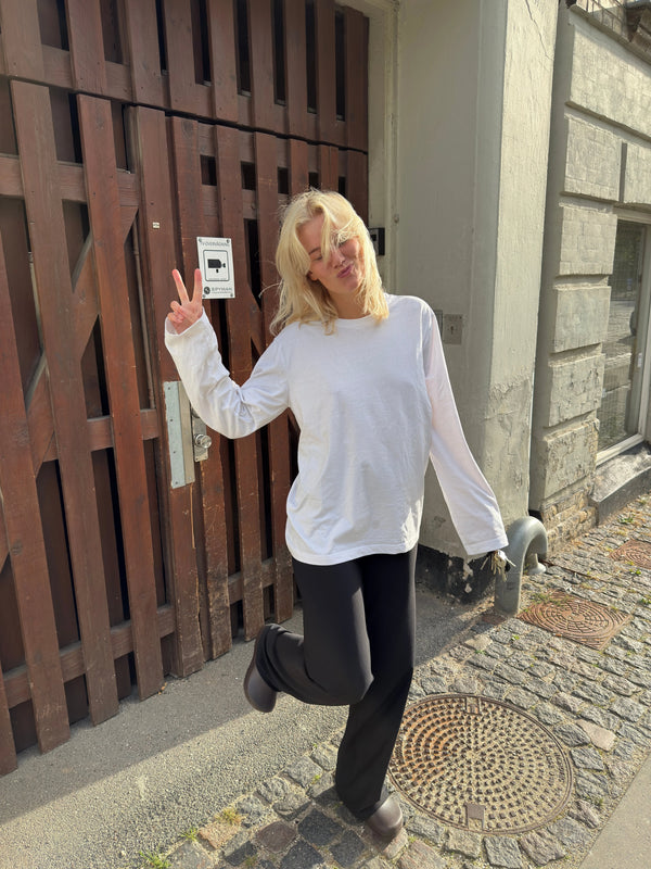 Sofie is 170 cm tall and wears size M. | white