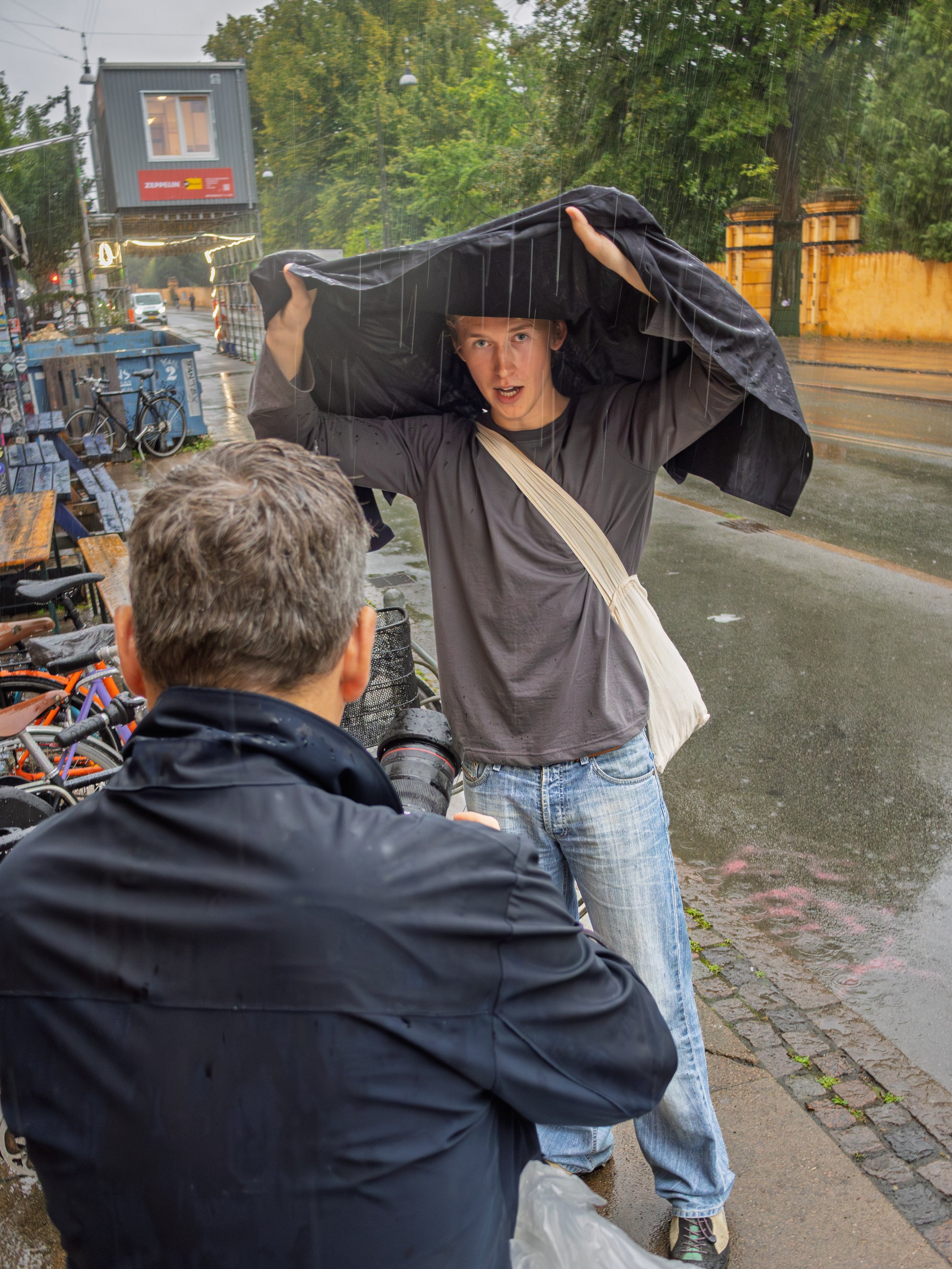 Peter is 188 cm tall and wears size XL. | dark grey