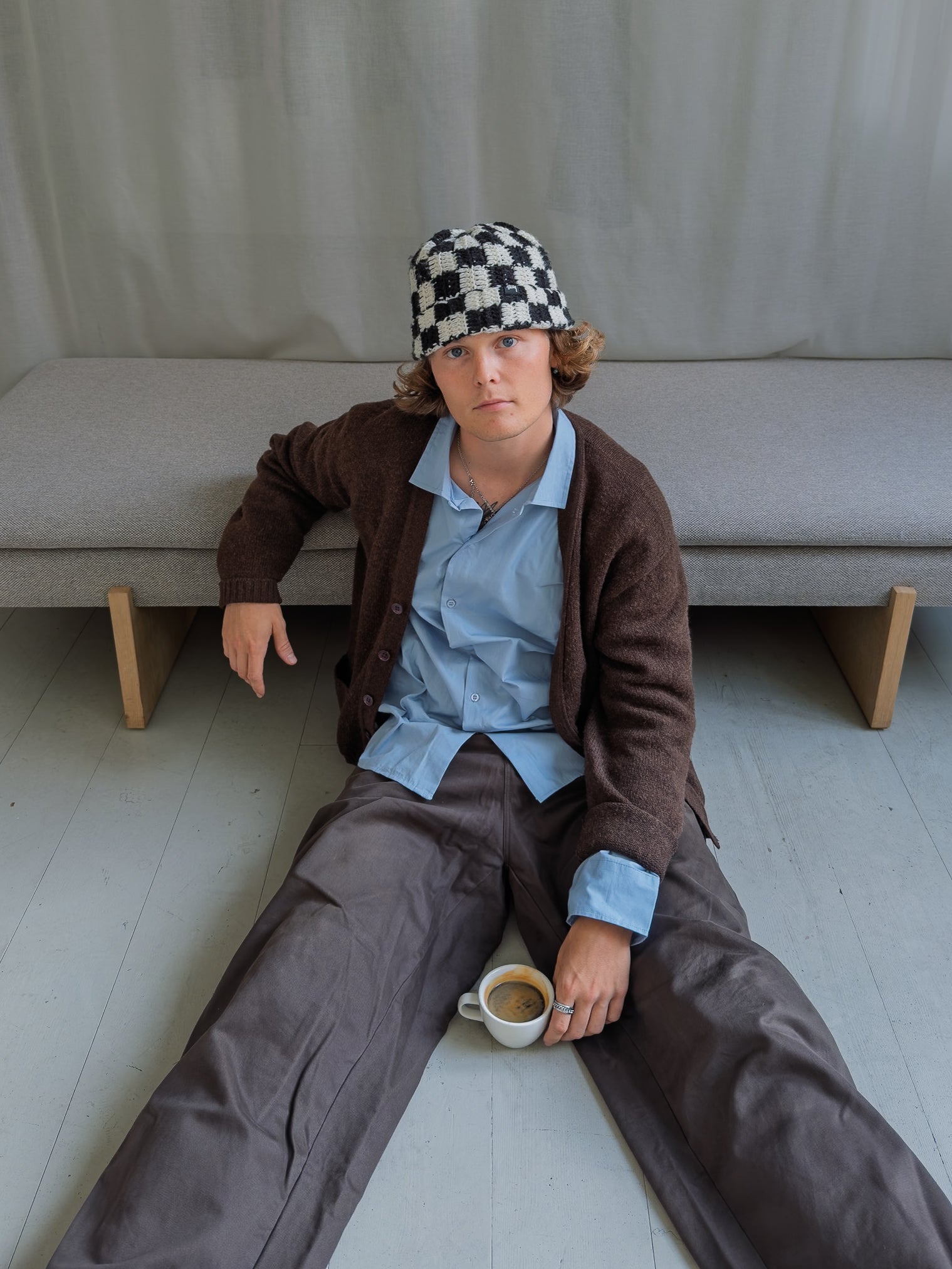 Oliver is 185 cm tall and wears size L. | dark brown