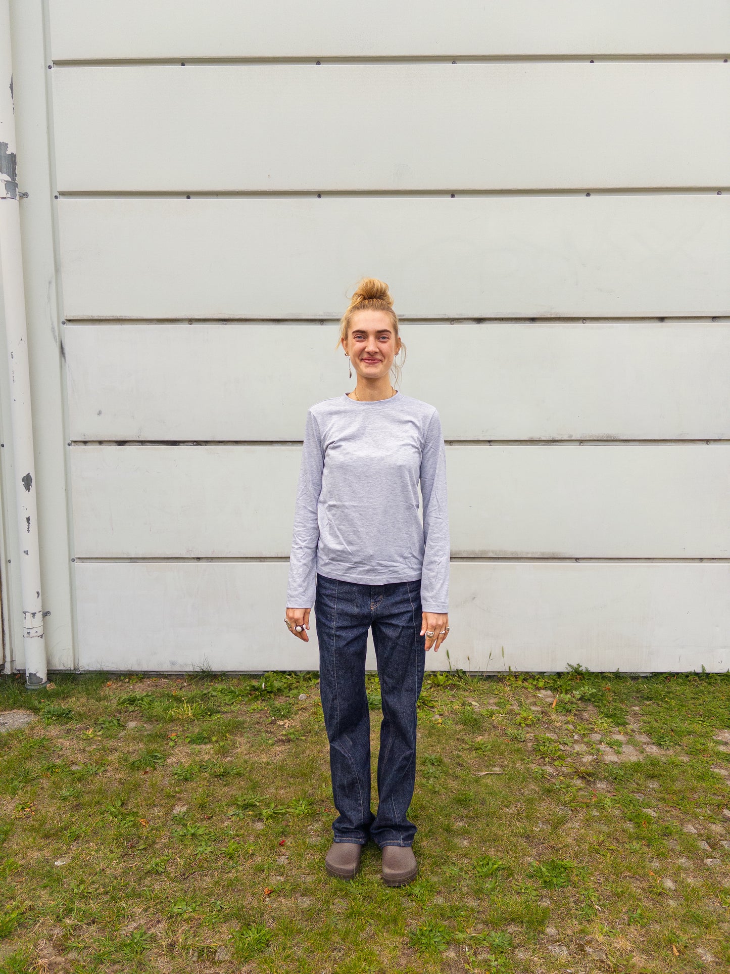 Alma is 174 cm tall and wears size M. | grey