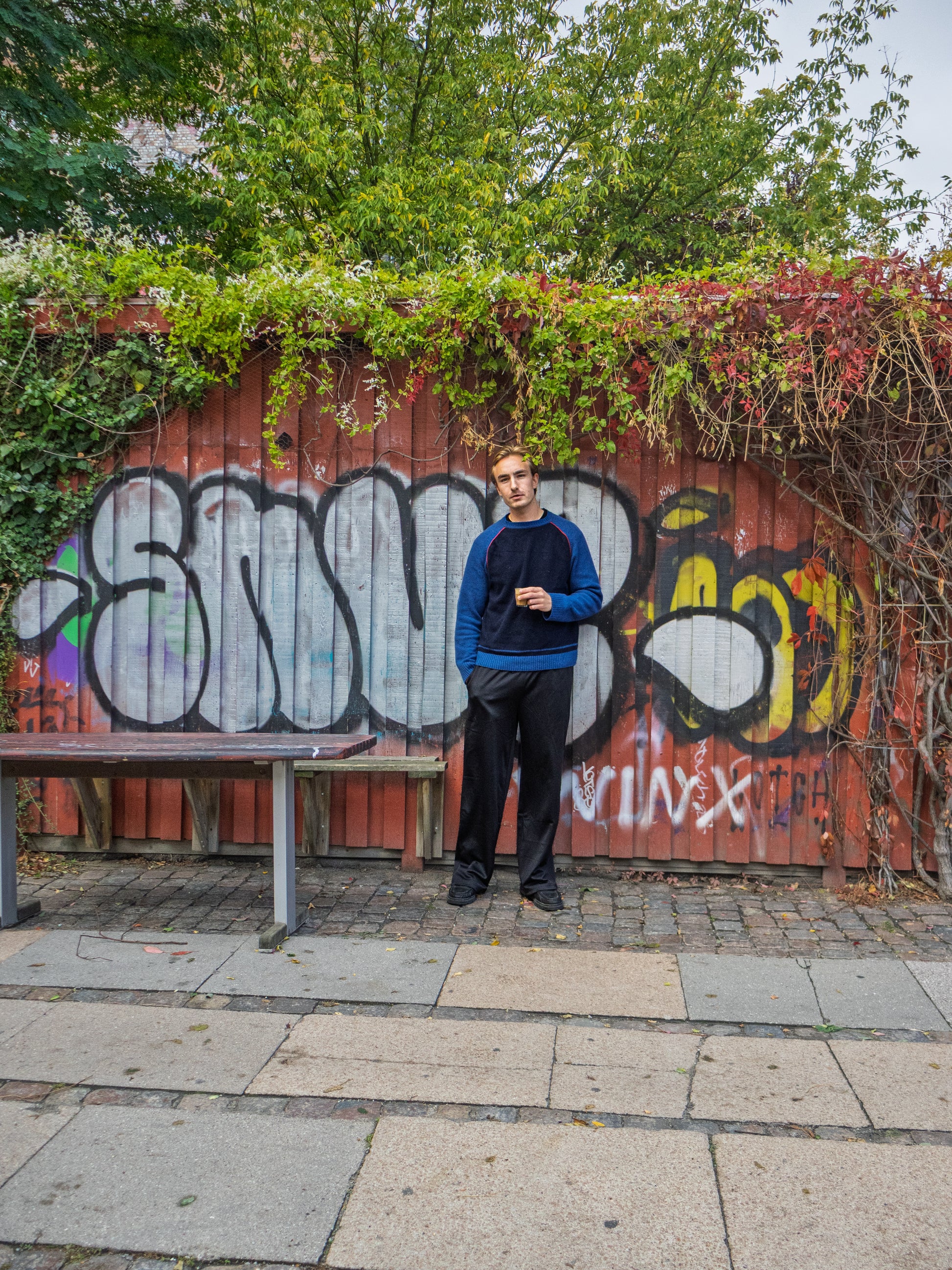 Felix is 195 cm tall and wears size XL. | black