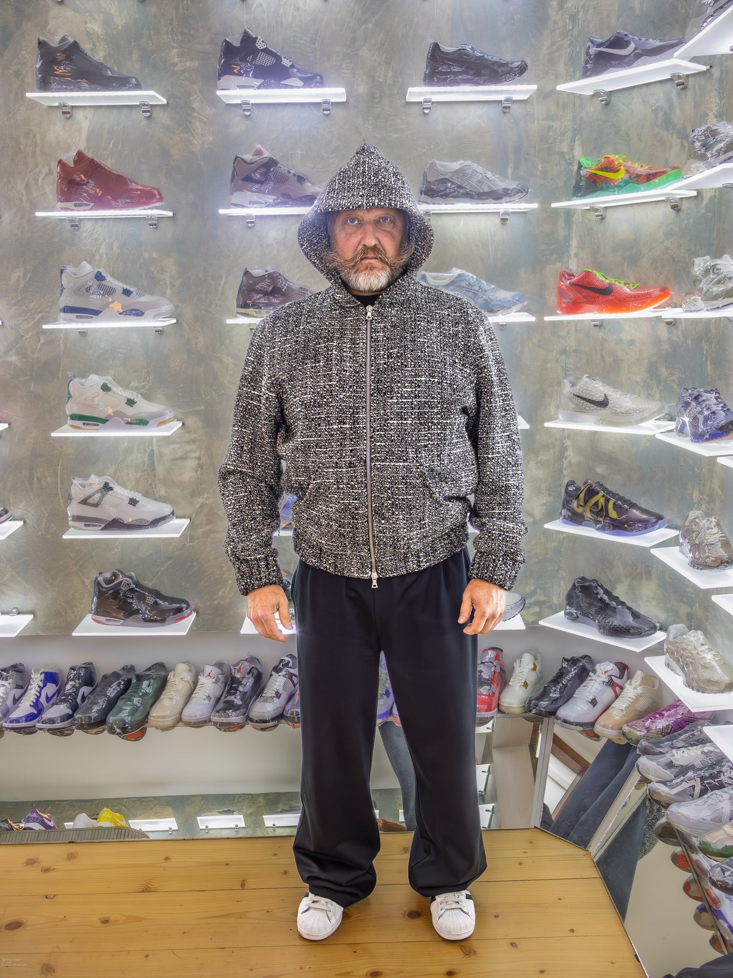 Lars is 174 cm tall and wears size L. | black