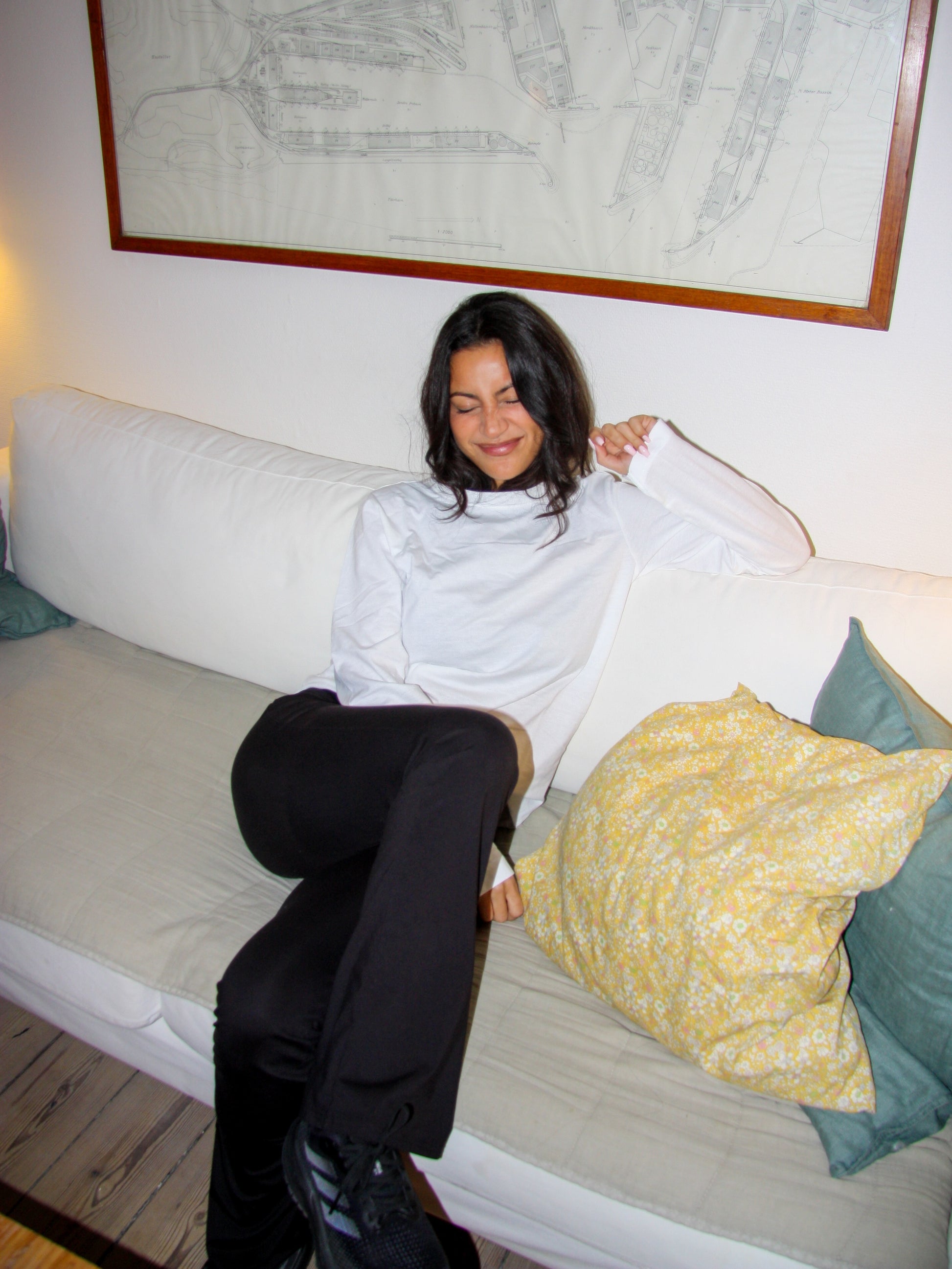 Sofie is 165 cm tall and wears size S. | white