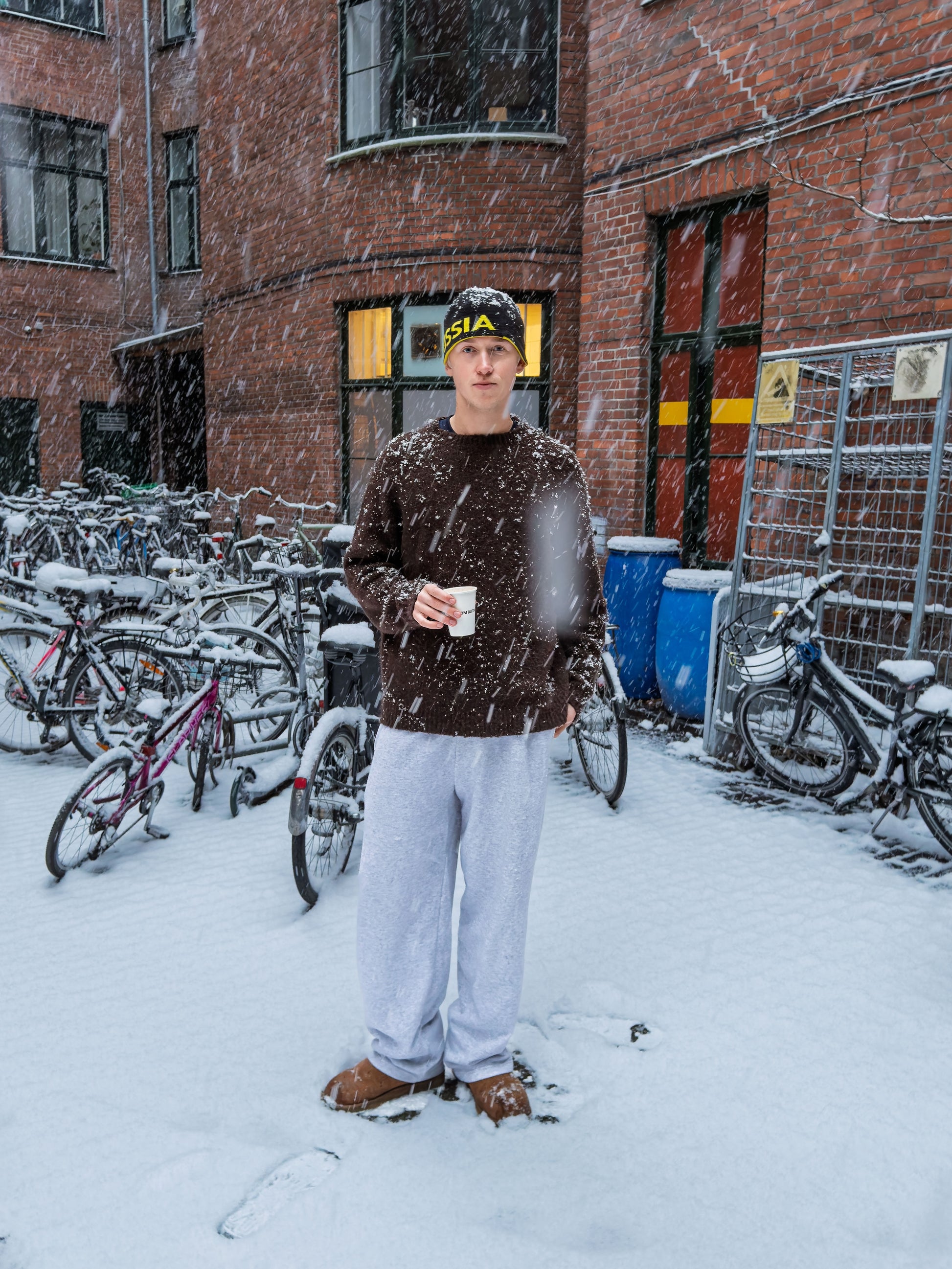 Peter is 188 cm tall and wears size XL. | grey