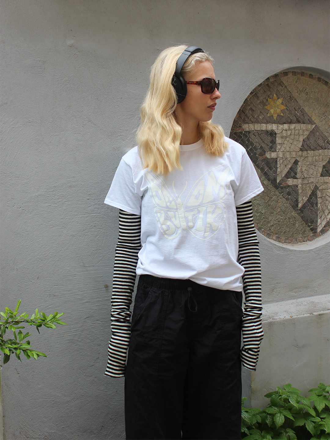 Astrid is 178 cm tall and wears size S. | white with white logo