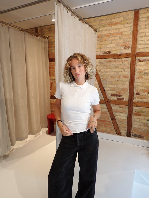 Freja is 168 cm tall and wears size XS. | white