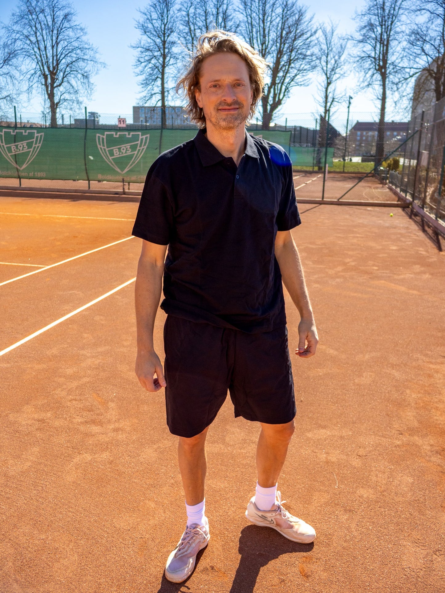 Per is 187 cm tall and wears size L. | black