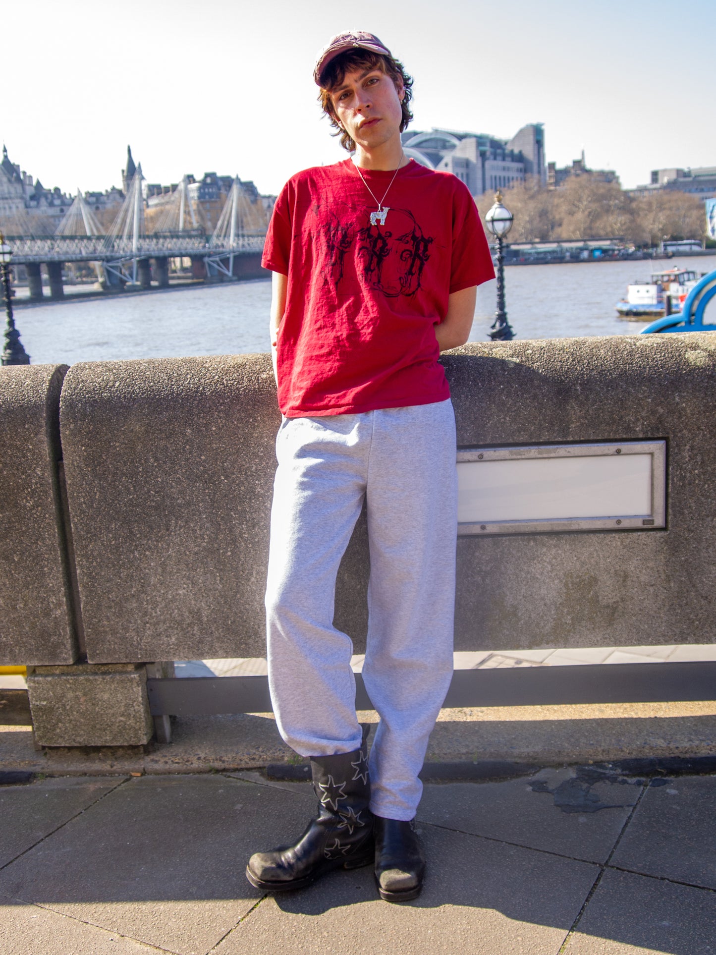 Alex is 190 cm tall and wears size M. | grey