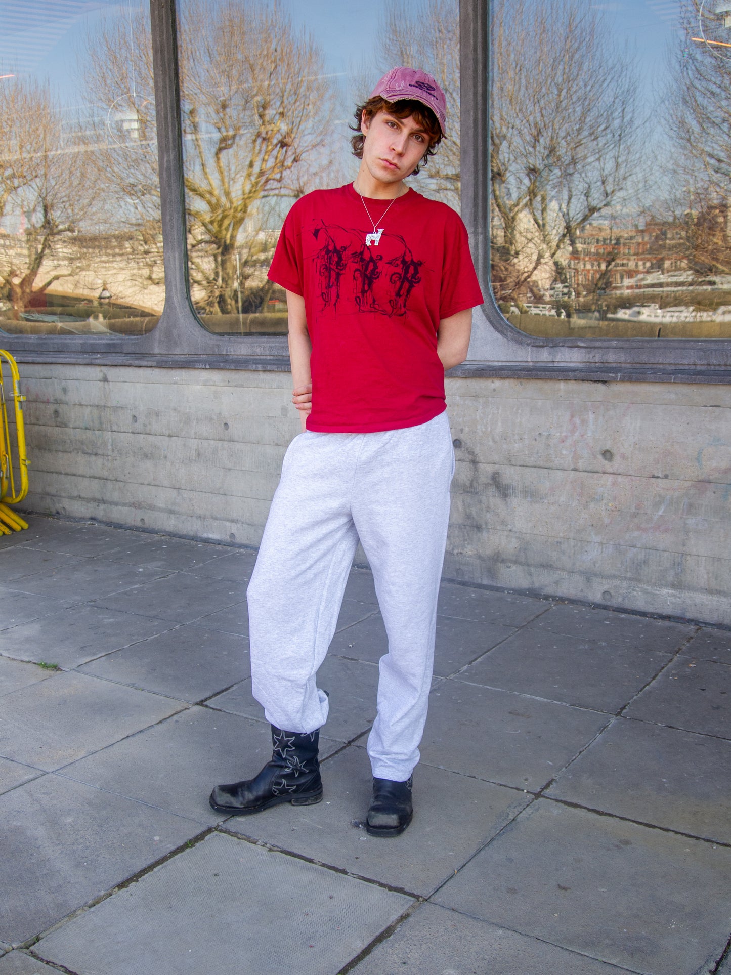 Alex is 190 cm tall and wears size M. | grey