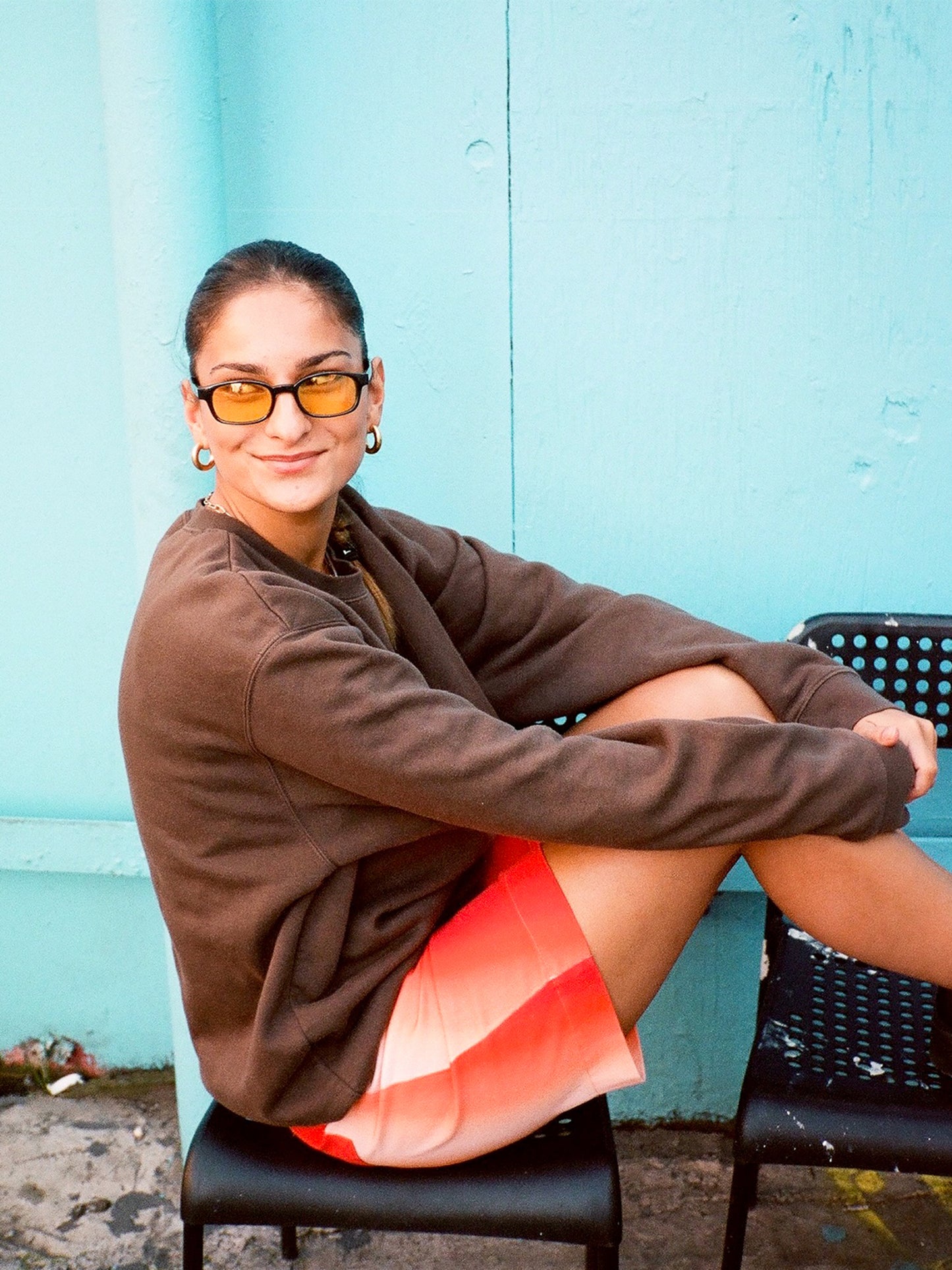 Anna is 175 cm tall and wears size M. | dark brown