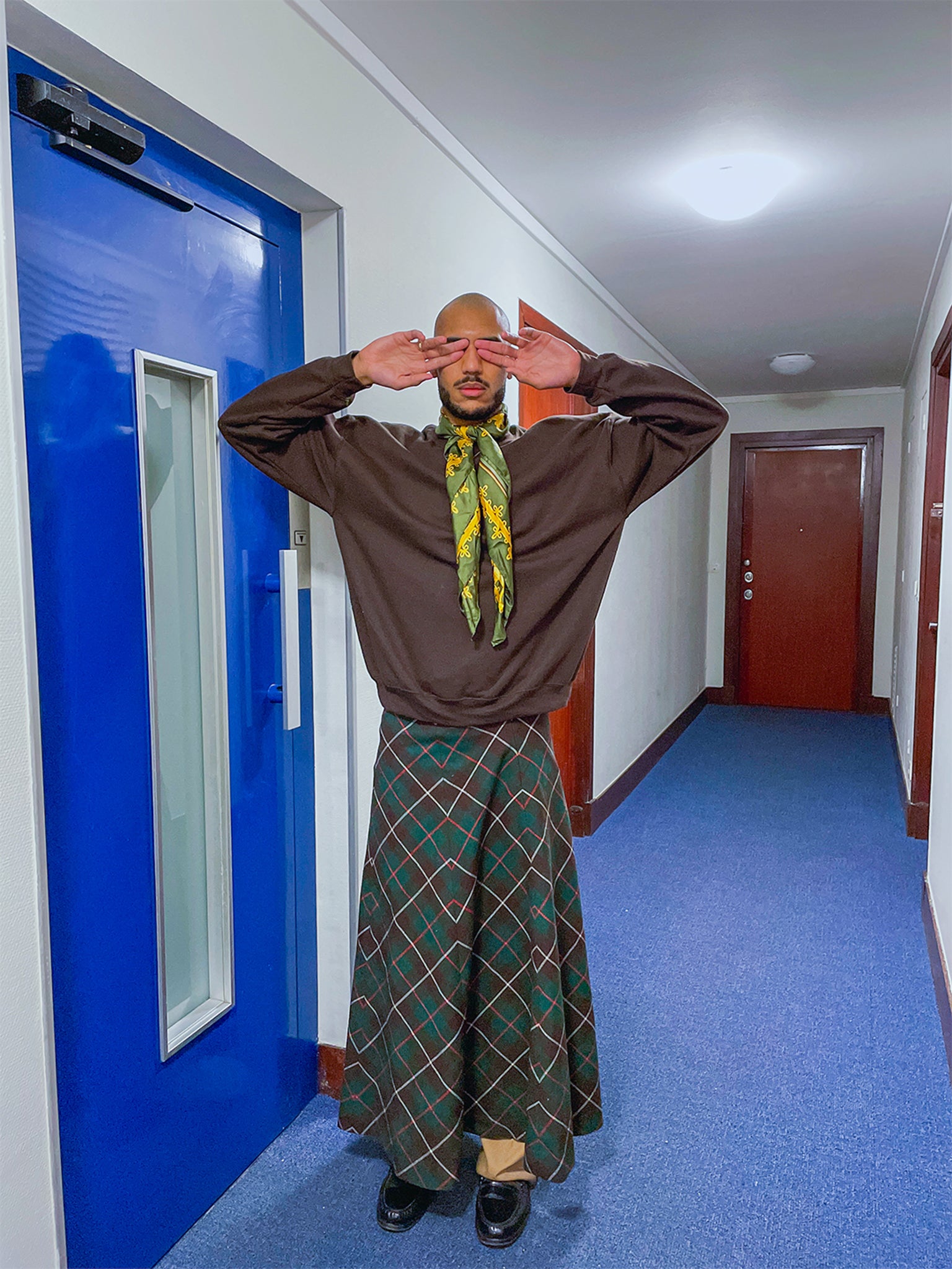 Arthur is 189 cm tall and wears size XL. | dark brown