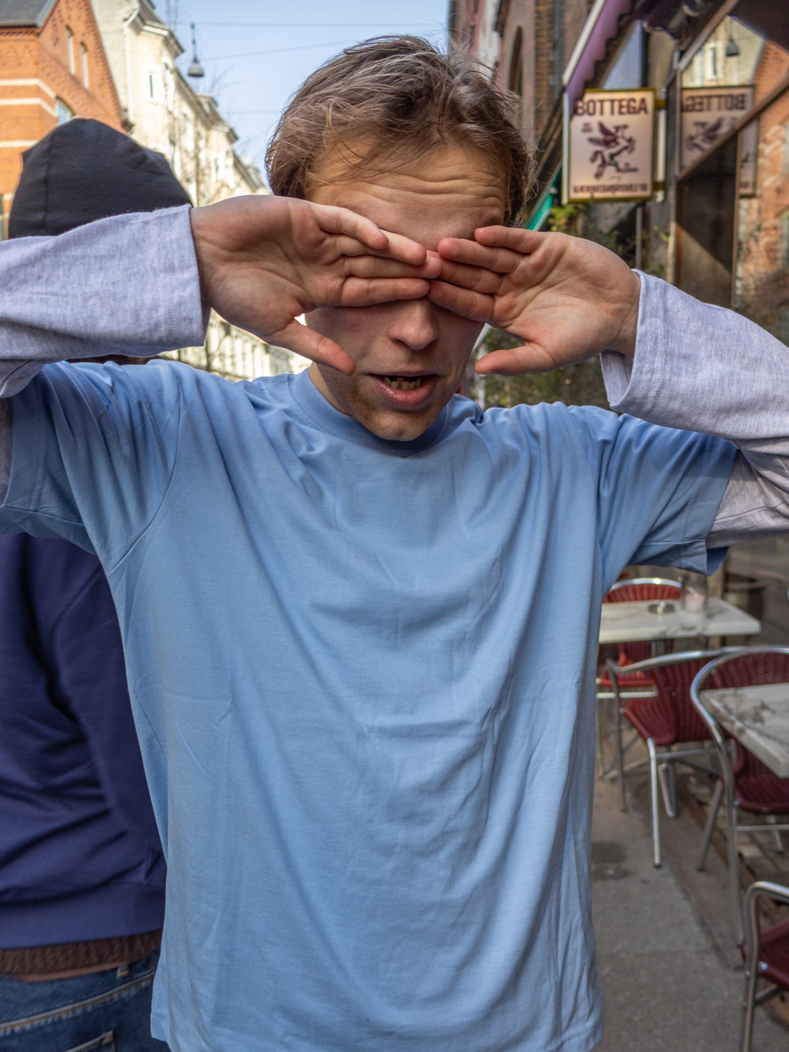 Eliot is 184 cm tall and wears size L. | grey