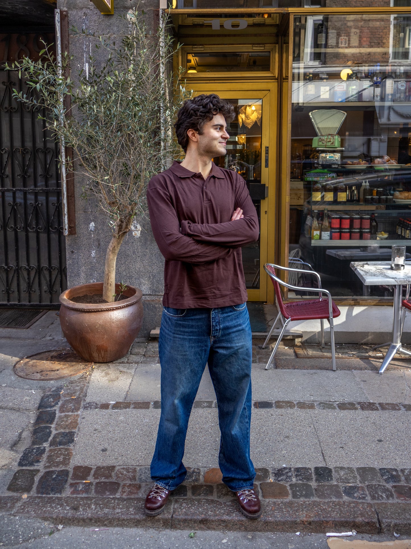 Boris is 183 cm tall and wears size L. | dark brown