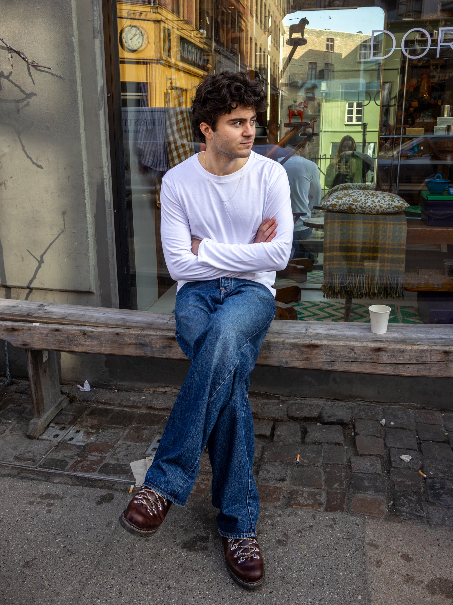 Boris is 183 cm tall and wears size L. | white