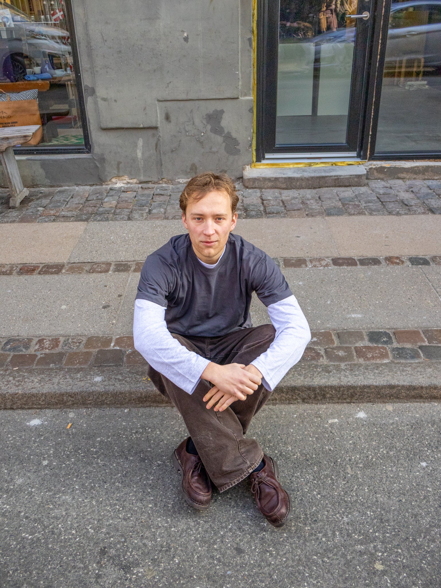 Eliot is 184 cm tall and wears size L. | grey