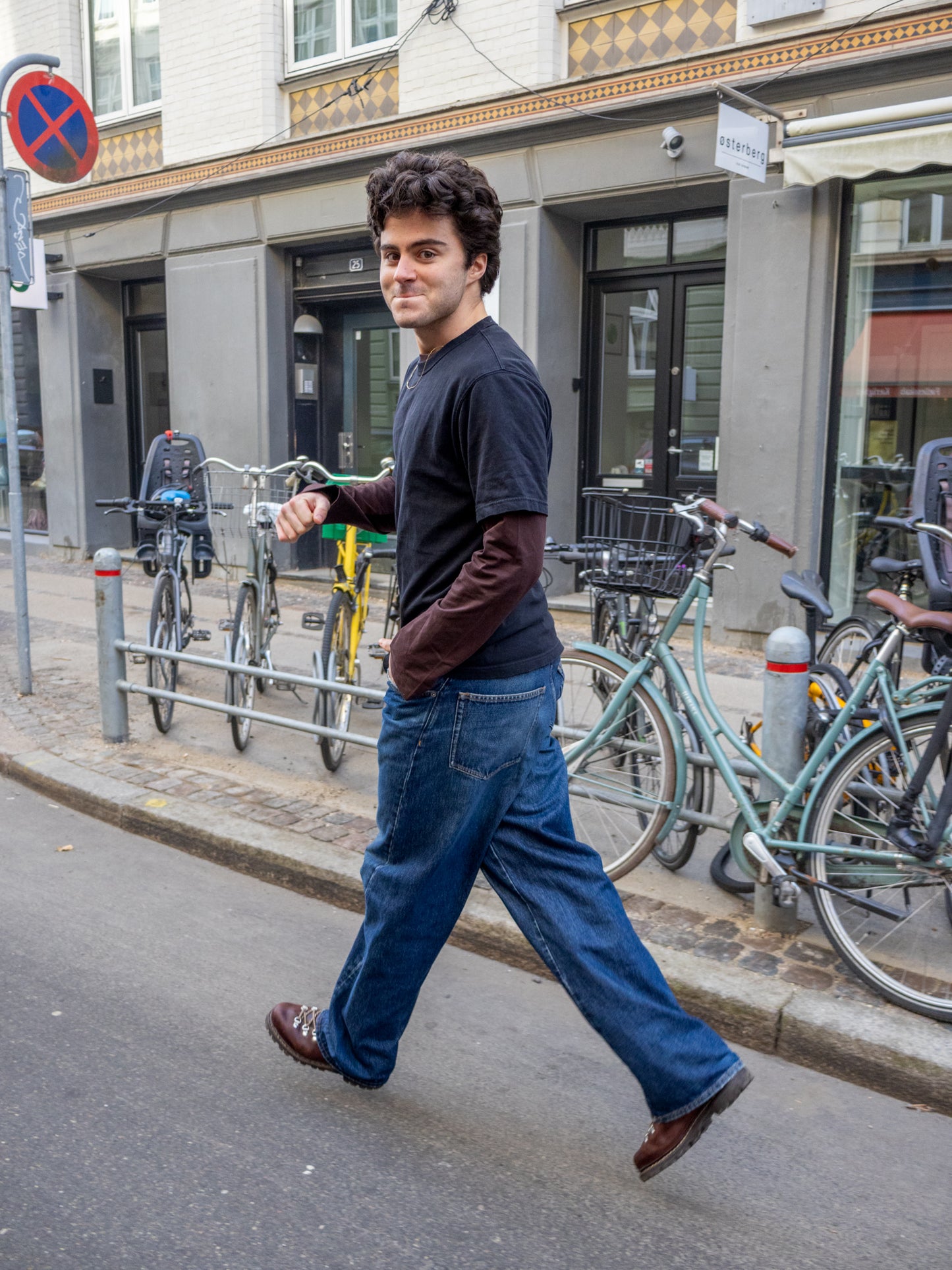 Boris is 183 cm tall and wears size L. | dark brown