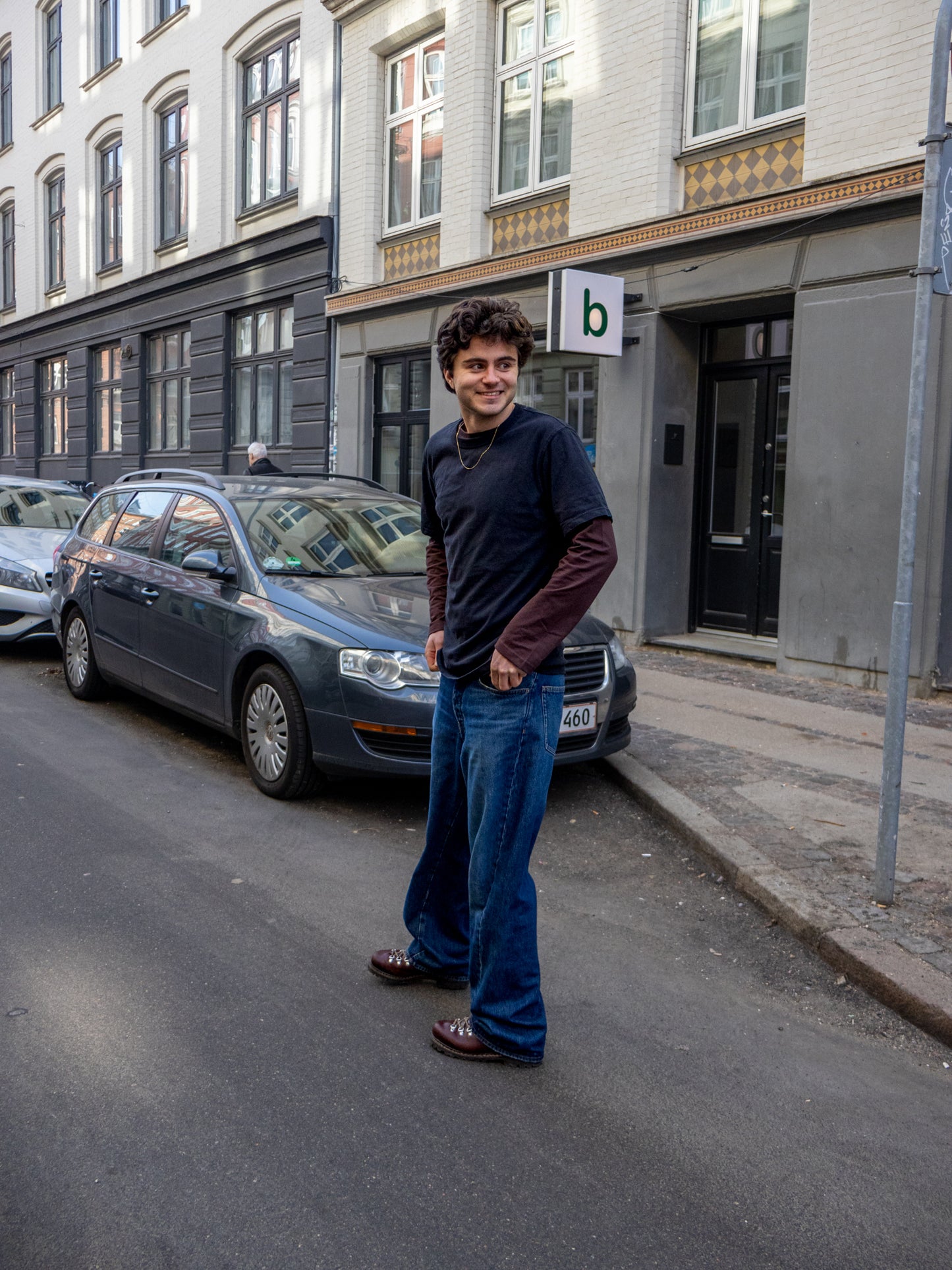 Boris is 183 cm tall and wears size L. | black