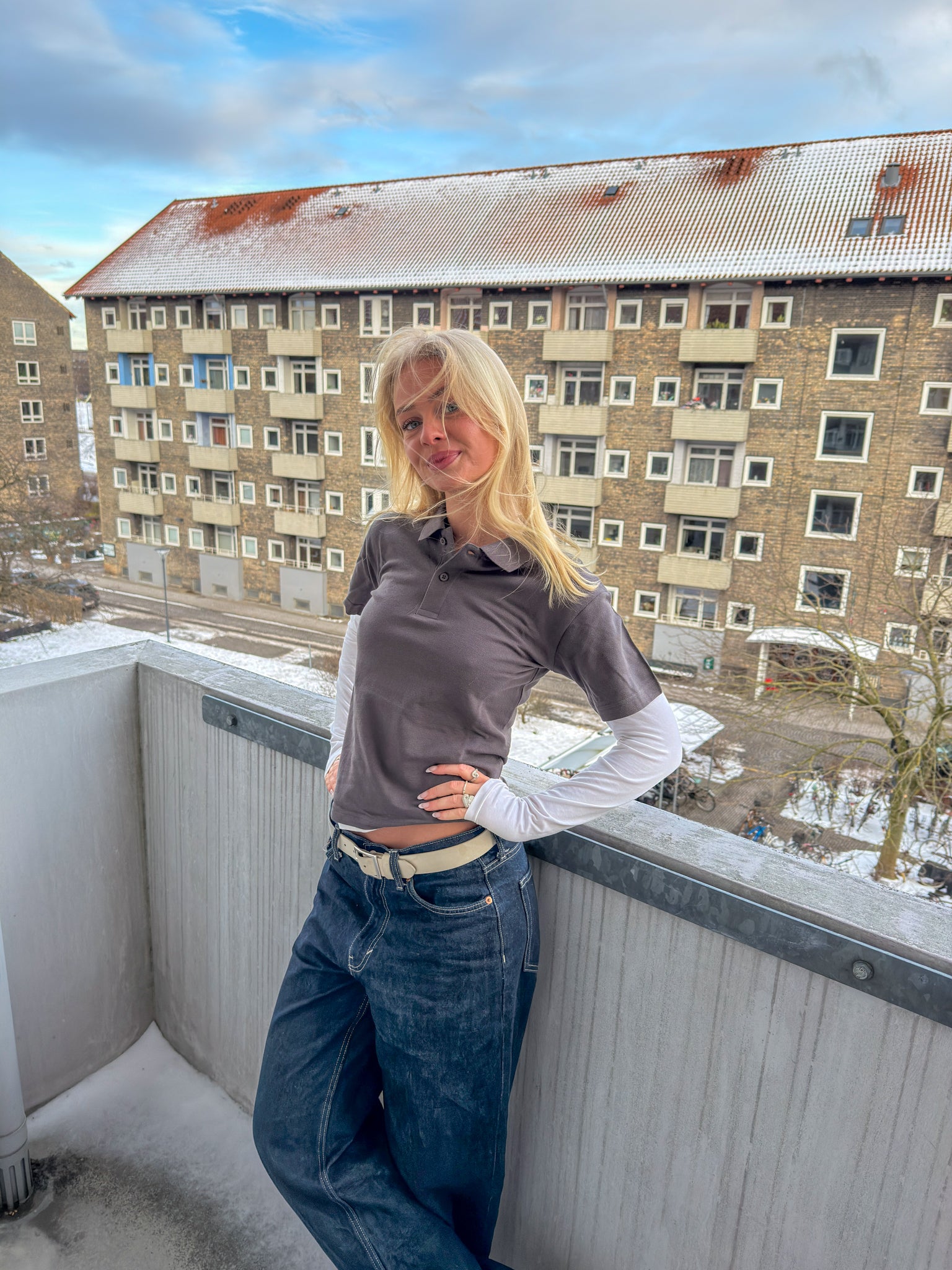 Cille is 165 cm tall and wears size S. | dark grey