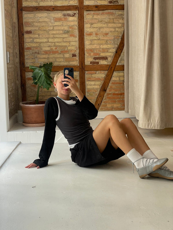 Karoline is 165 cm tall and wears size S. | black