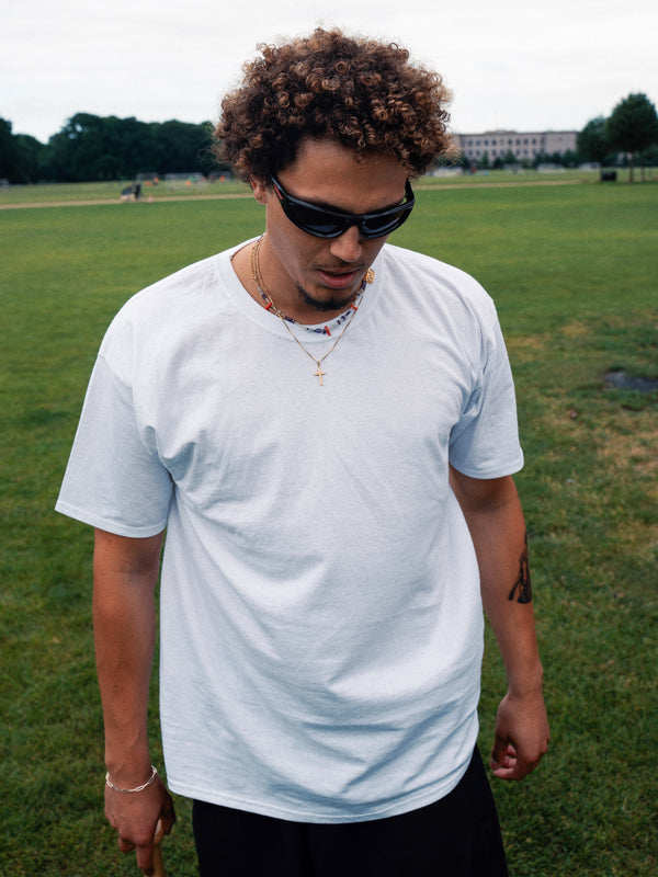 Oskar is 185 cm tall and wears size XL. | white