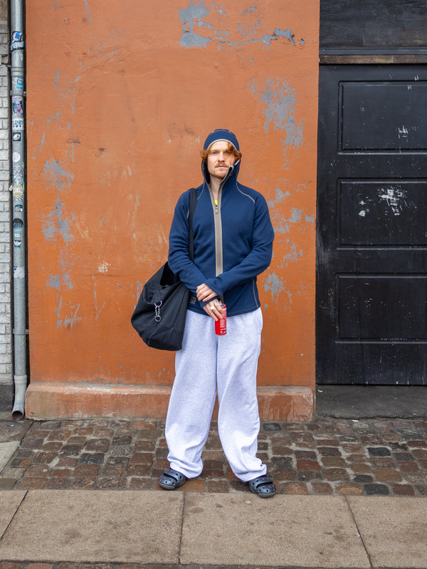 Karl William is 185 cm tall and wears size XL. | grey