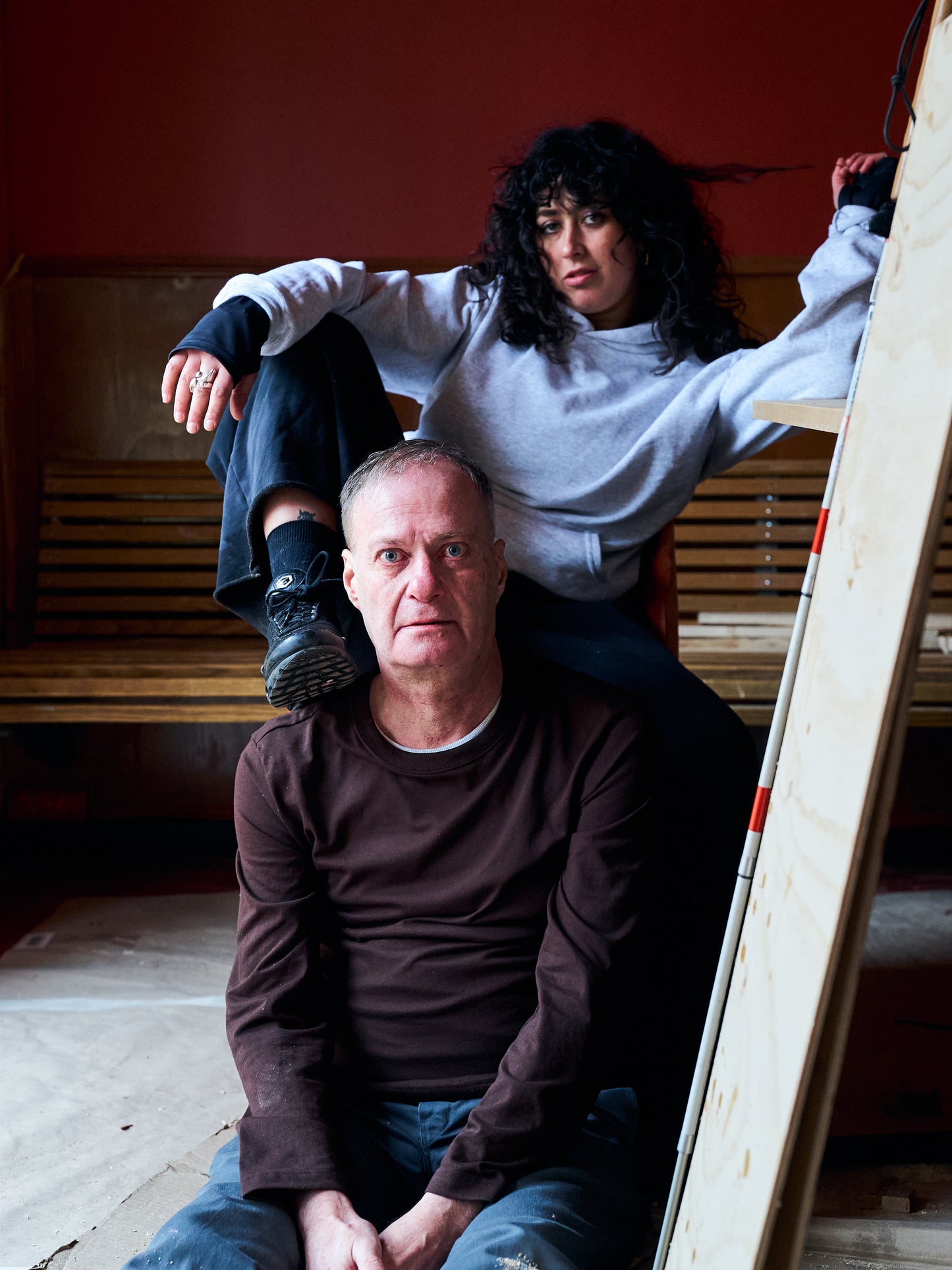 Knud is 183 cm tall and wears size L. | dark brown