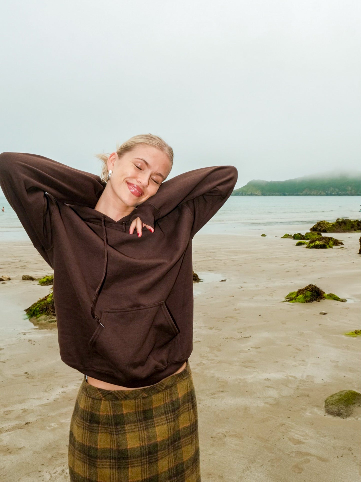 Line is 172 cm tall and wears size M. | dark brown