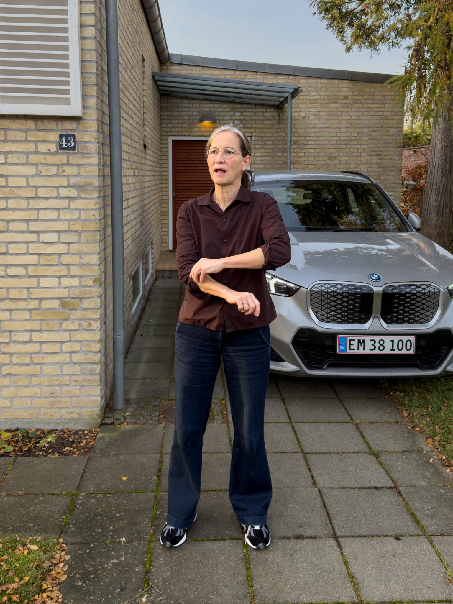 Nanna is 172 cm tall and wears size M. | dark brown