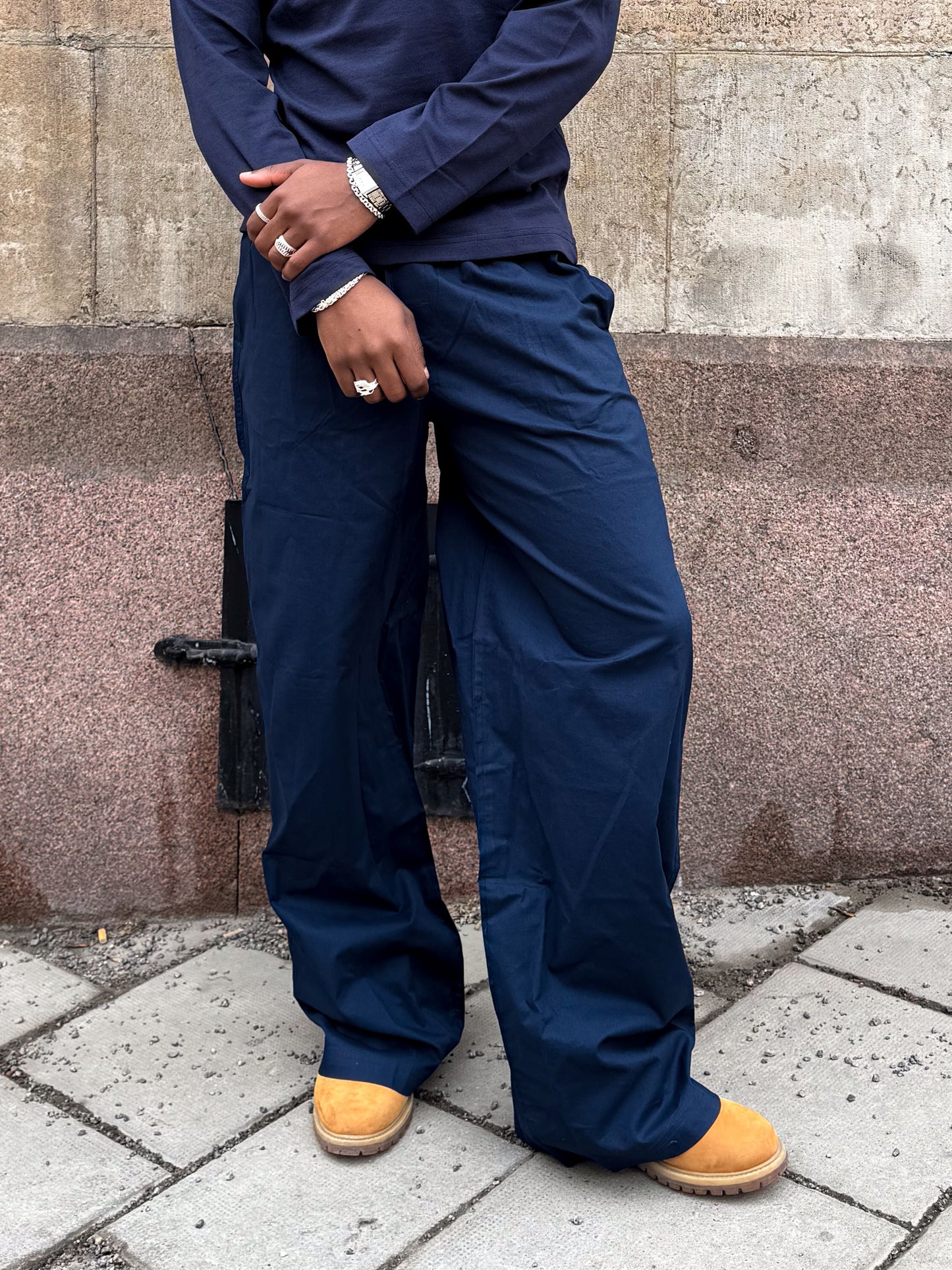 Oliver is 185 cm tall and wears size L. | dark blue