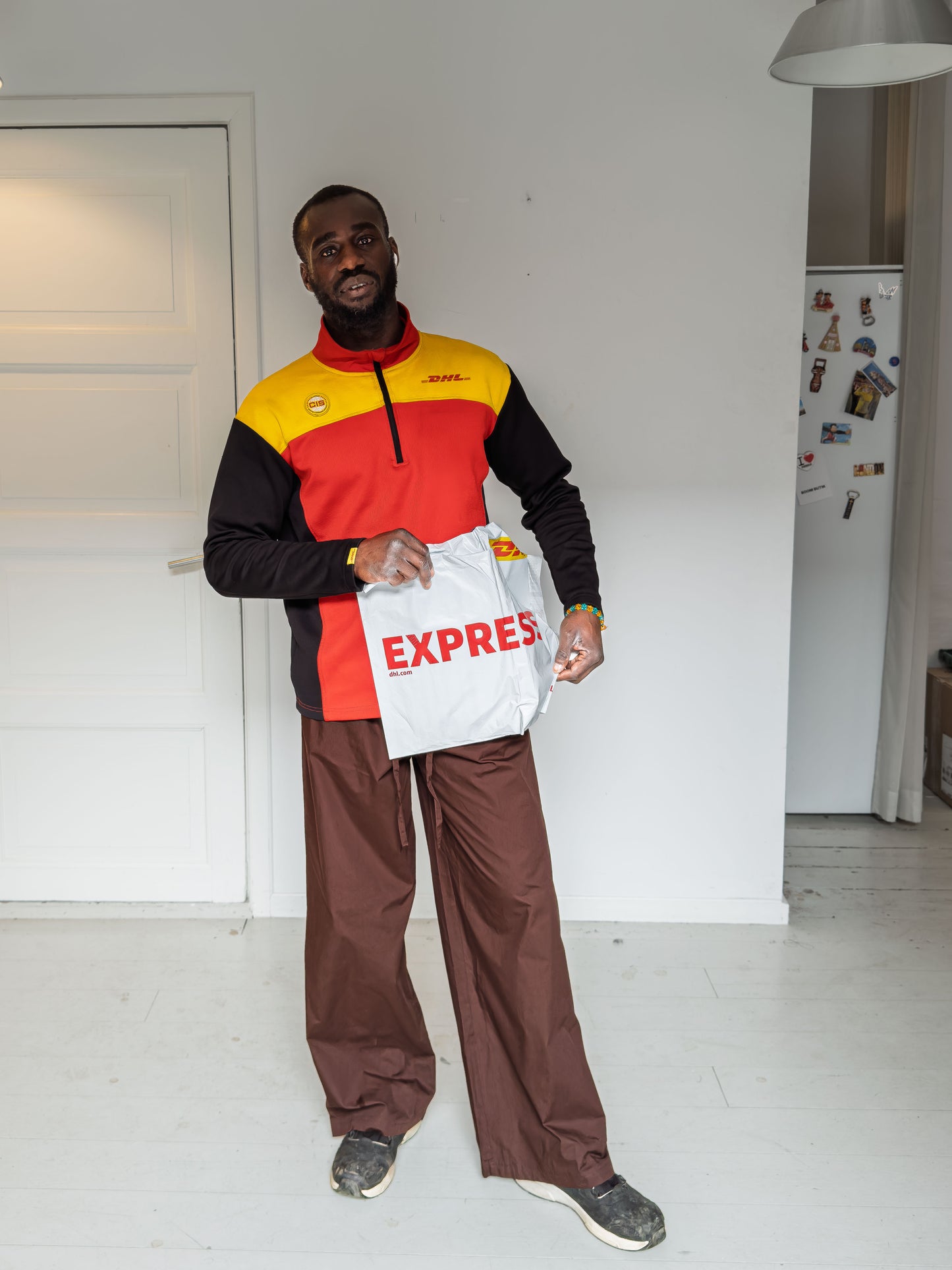 Ari is 188 cm tall and wears size XL. | dark brown