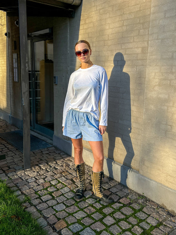Lea is 178 cm tall and wears size M. | white
