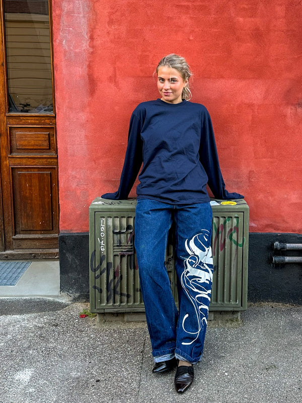 Erica is 163 cm tall and wears size M. | navy