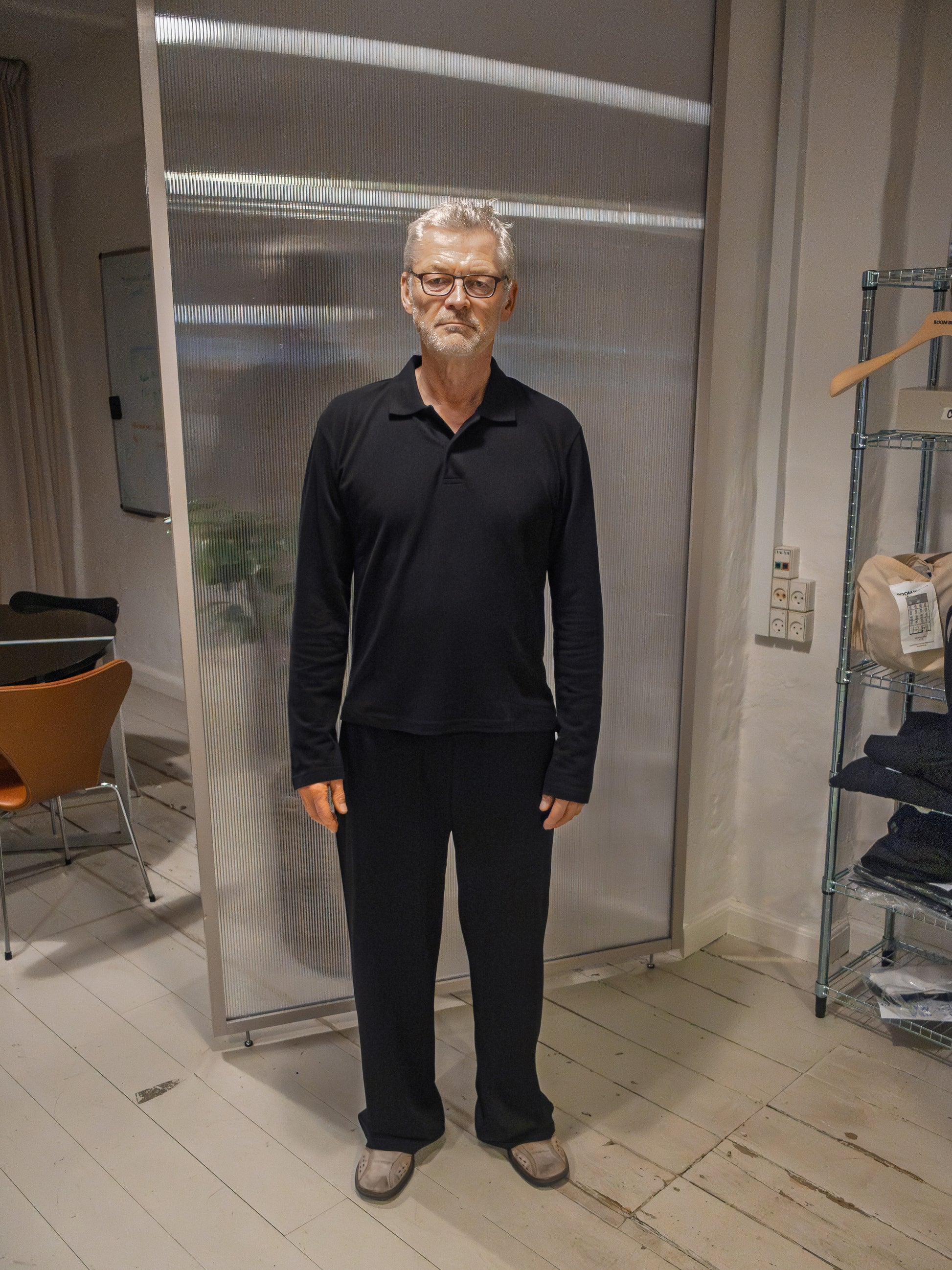 Emma is 186 cm tall and wears size L. | black